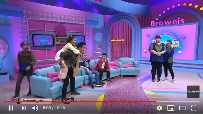 Momen saat Indra Bruggman menggendong Ayu Ting Ting.
