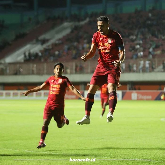 Pemain Borneo FC, Javlon Guseynov, merayakan golnya ke gawang PSS Sleman di Stadion Maguwoharjo, Sleman, Rabu (20/11/2019).