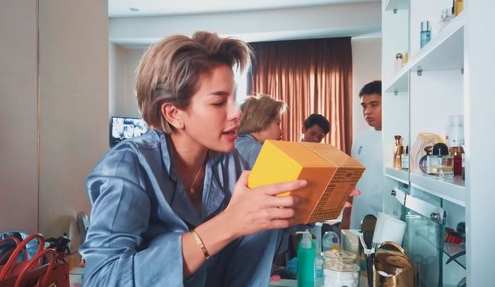 Nikita Mirzani menunjukkan koleksi parfum limited edition miliknya kepada Billy Syahputra