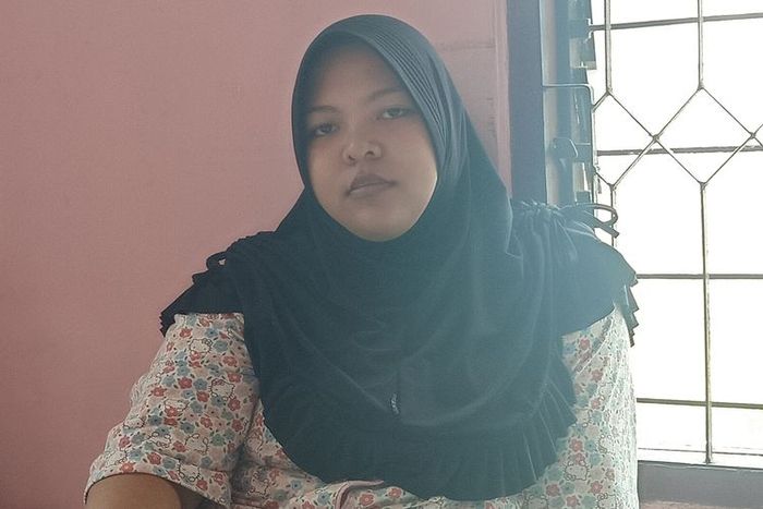 Dewi Suriani yang jenazah anaknya dibawa paksa pengemudi Ojol keluar dari rumah sakit