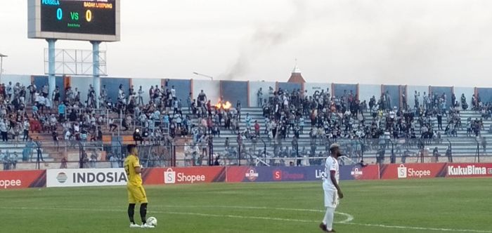 Suasana pertandingan Persela Lamongan menghadapi Perseru Badak Lampung FC di Stadion Surajaya, Lamongan pada Rabu (20/11/2019). 