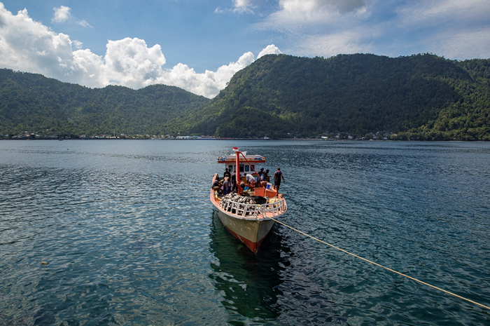 Nelayan bersiap untuk menurunkan ikan hasil tangkapannya yang akan di jual ke pasar Tahuna, Sangihe.