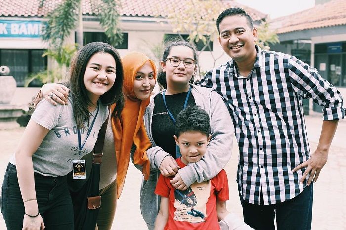 
Potret Aaliyah Massaid, Zahwa Massaid, dan Keanu Massaid saat menjenguk Angelina Sondakh pada 1 Juli 2016 silam
