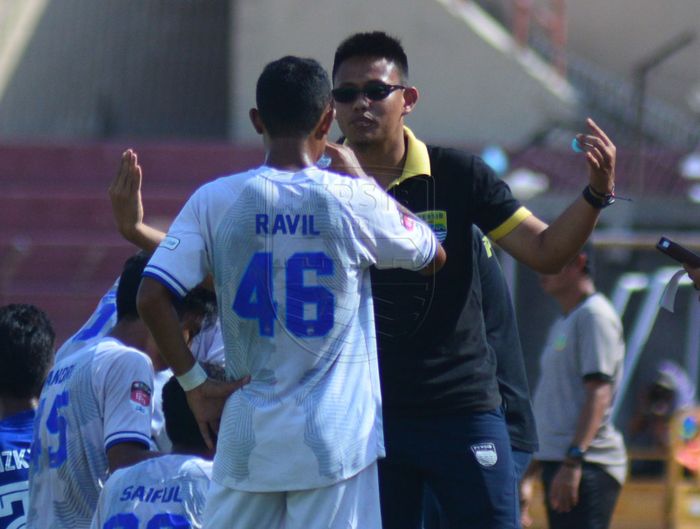 Pelatih Persib Bandung U-18, M Yusuf Rojali, memberikan instruksi kepada pemainnya saat laga kontra Bhayangkara FC U-18 pada babak delapan besar Liga 1 U-18 2019.