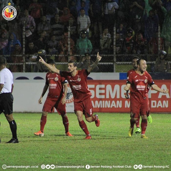 Pemain Semen Padang, Flavio Beck, merayakan golnya ke gawang Kalteng Putra di Stadion Haji Agus Salim, Kamis (21/11/2019).