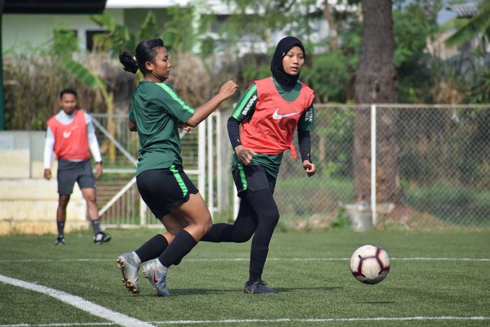 Pemain timnas putri Indonesia berlatih di Sawangan, Depok, Jawa Barat.