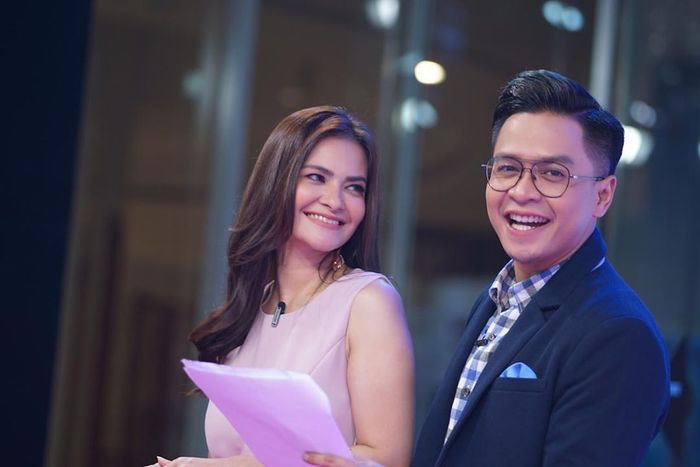 Penampilan seksi Cut Tari yang curi perhatian setelah kembali menjadi host di acara infotainment TV