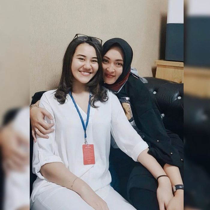 Tampilan Aaliyah Massaid dan ibu tirinya Angelina Sondakh
