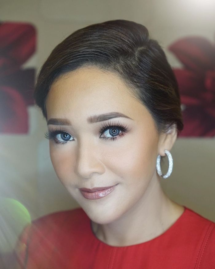 Tampilan makeup Maia Estianty yang terlihat natural