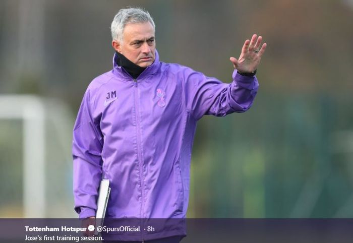 Pelatih Tottenham Hotspur, Jose Mourinho, memimpin sesi latihan timnya pada Rabu (20/11/2019).