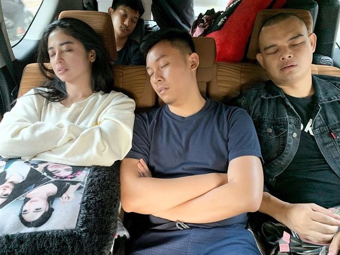 Dewi Perssik tidur