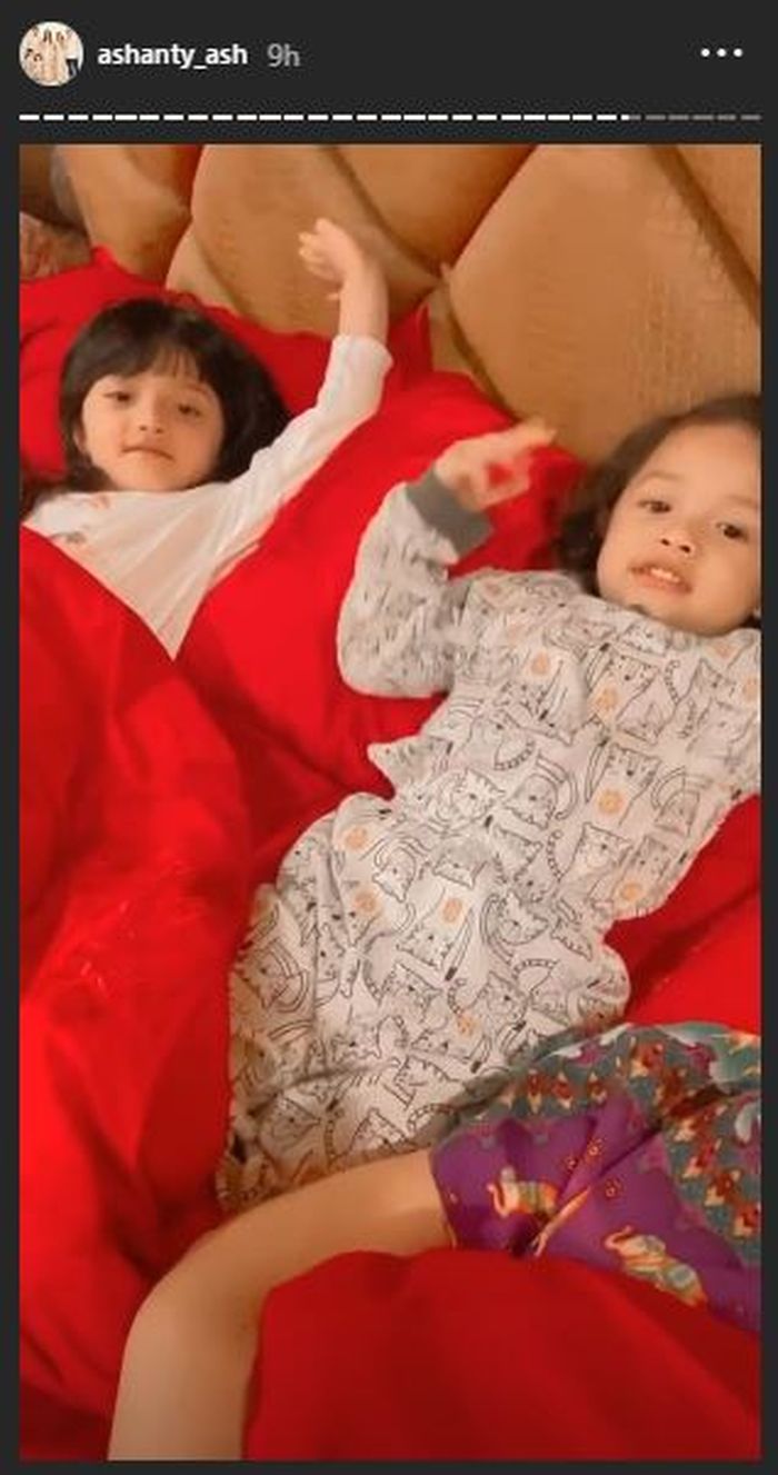 Ashanty mengabadikan momen bersama kedua anaknya sesampai di rumah