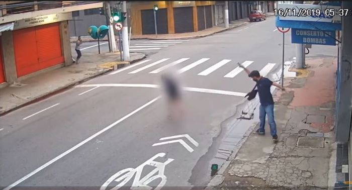 Pelaku saat menodongkan pistol dan bersiap menembak korban