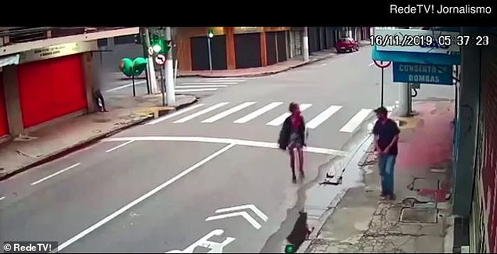 Momen saat pembunuh mengeluarkan pistol untuk menembak pengemis wanita