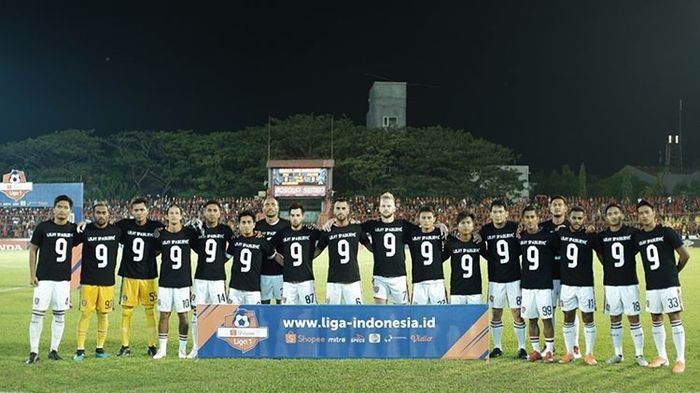 Para pemain Bali United mengenakan kaos hitam bertuliskan nama Ilija Spasojevic sebagai tanda duka atas meninggalnya istri Spaso, Lelhy Arief Spasojevic, dalam laga melawan PSM, Sabtu (23/11/2019).