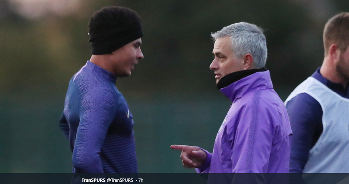 Jose Mourinho (Kanan) sedang berbicara dengan Delle Alli dalam sesi latihan perdananya sebagai pelatih Tottenham Hotspur, Kamis (21/11/2019)