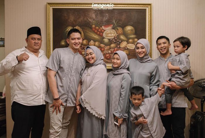 Keluarga Rezky Aditya kompak dalam balutan busana berwarna abu-abu
