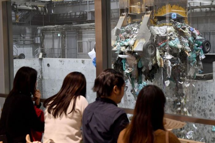Gomi Pit, kafe yang dibangun di sebelah tempat pembakaran sampah.