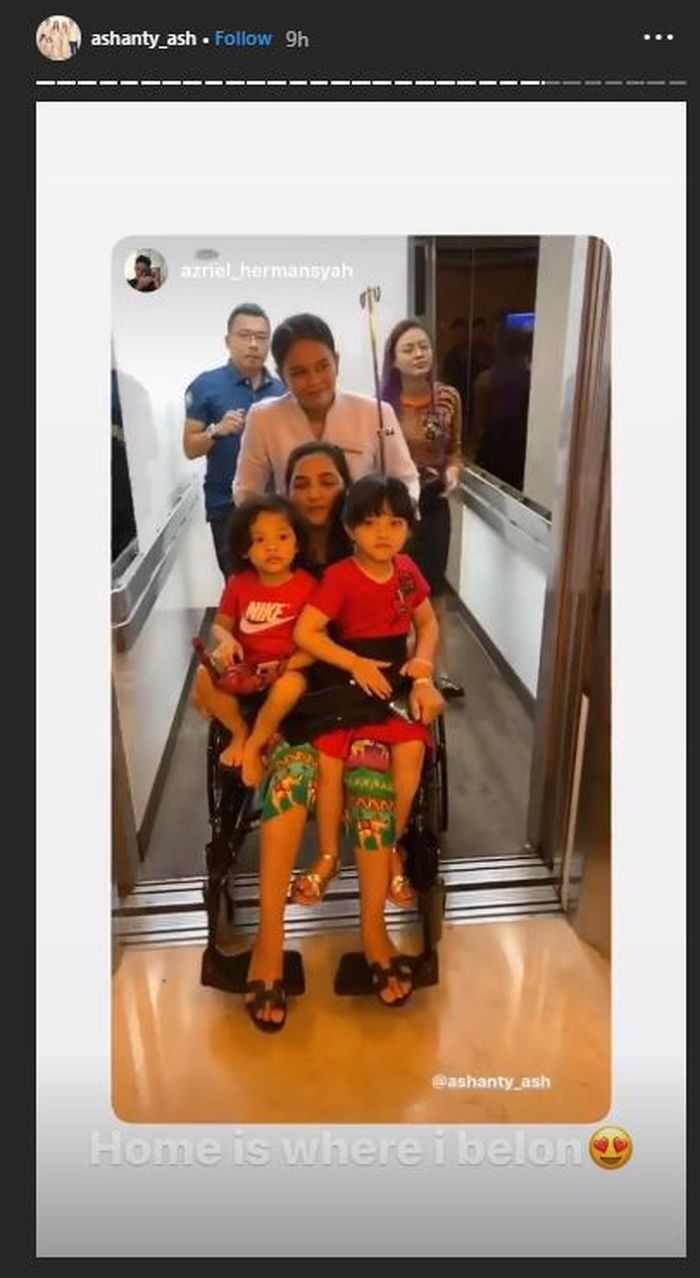 Ashanty terlihat memangku Arsy dan Arsya saat keluar dari rumah sakit menggunakan kursi roda