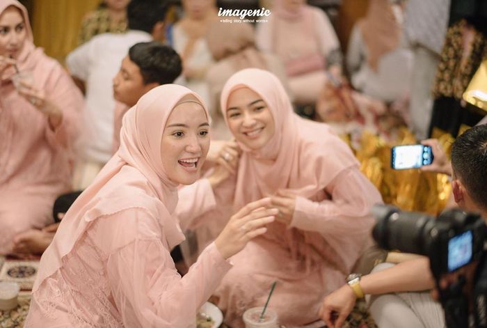 Erica Putri terlihat bahagia di hari pengajian sang adik