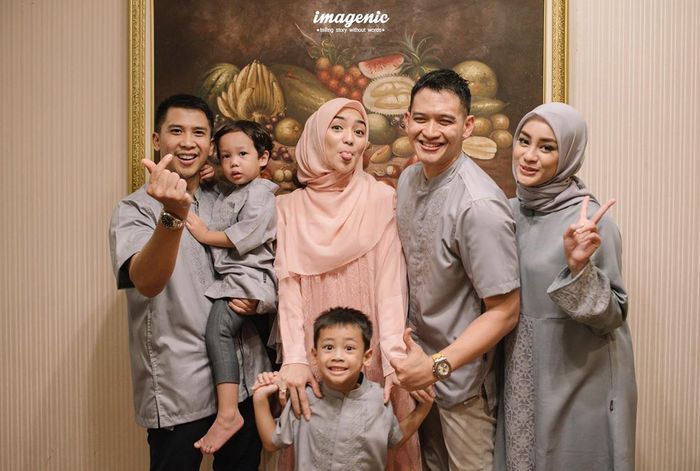 Citra Kirana berfoto bersama keluarga Rezky Aditya
