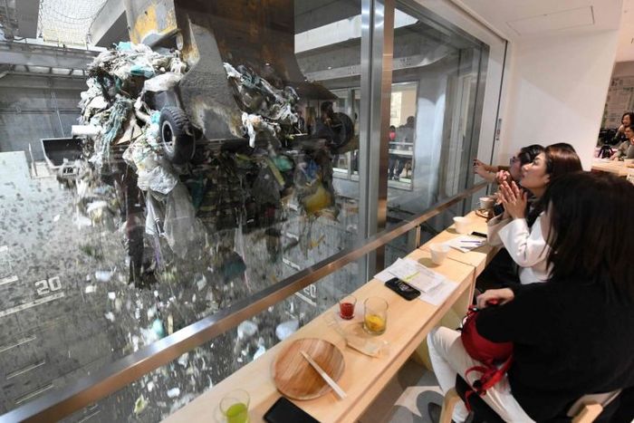 Gomi Pit, kafe yang dibangun di sebelah tempat pembakaran sampah.