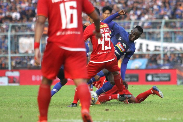 Gelandang Arema FC , Makan Konate berebut bola dengan dua Persija Jakarta, Sandi Darman Sute dan R Lestaluhu dalam lanjutan Liga 1 di Stadion Kanjuruhan Kepanjen, Kabupaten Malang, Sabtu (23/11/2019). Arema FC ditahan imbang Persija Jakarta dengan skor 1-1. 
