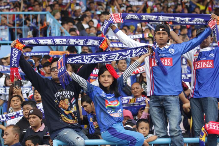 Aremania mendukung Arema FC melawan Persija dalam lanjutan Liga 1 di Stadion Kanjuruhan Kepanjen, Kabupaten Malang, Sabtu (23/11/2019).