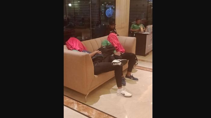 Momen pemain sepak bola Timor Leste yang terlantar di lobi hotel begitu tiba di Filipina untuk ikut dalam SEA Games 2019