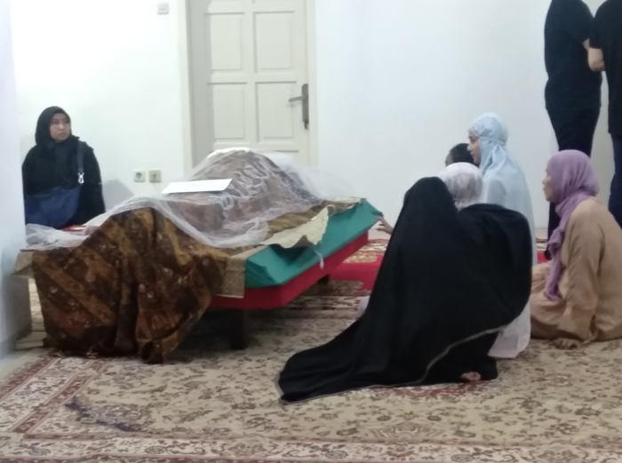 Nindy Anindia tak kuasa menahan tangis di samping jenazah sang ayah.