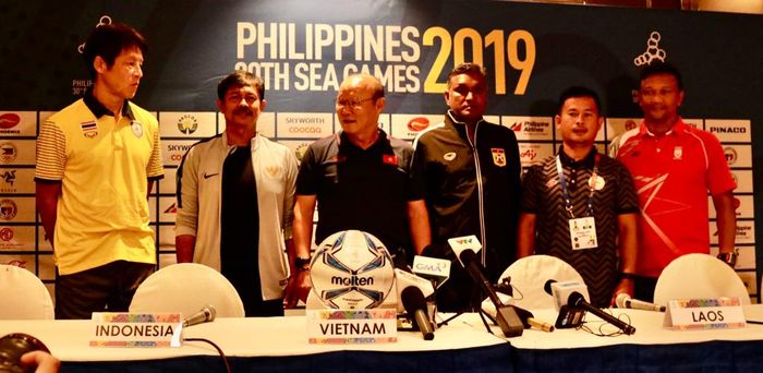 Pelatih timnas U-22 Indonesia, Indra Sjafri (dua dari kiri), bersama para pelatih di Grup B SEA Games 2019 Filipina.