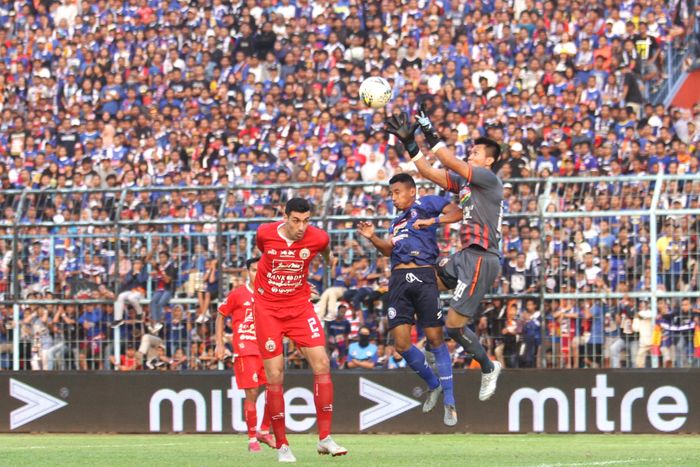 Gelandang Arema FC , Dendi Santoso berebut bola dengan Bek Persija Jakarta, Sandi Darman Sute dalam lanjutan Liga 1 di Stadion Kanjuruhan Kepanjen, Kabupaten Malang, Sabtu (23/11/2019). Arema FC ditahan imbang Persija Jakarta dengan skor 1-1. 