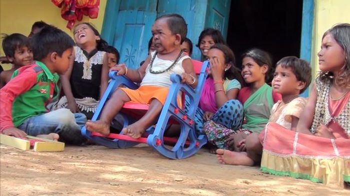 Dia juga seorang yang populer di kalangan anak-anak.