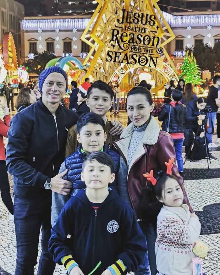 Pierre Roland bersama istri dan anak-anaknya