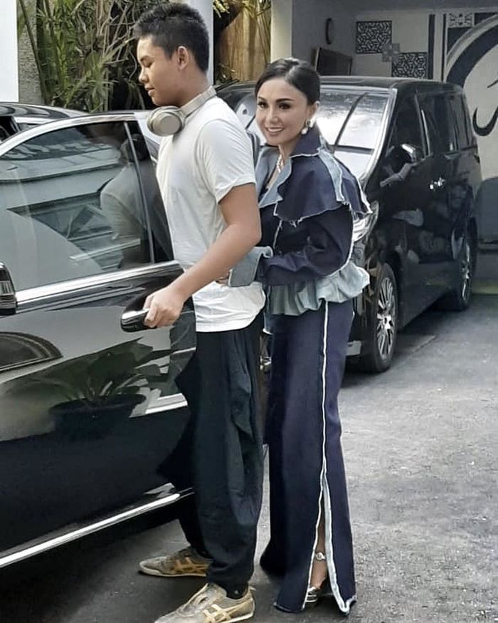 Peluk anak perjakanya dari belakang, Yuni Shara tampak kece dengan slit pants yang kekinian