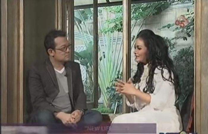 Alvin saat mewawancarai Krisdayanti