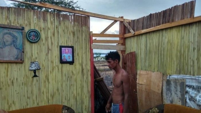 Rumah Gilberto Grasa Gomes (56) di RT 22 RW 8 Dusun 4 Desa Oebelo, Kecamatan Kupang Tengah, Kabupaten Kupang, yang atapnya diterbangkan angin kencang, Minggu (24/11/2019). 