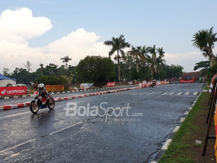 Pembalap Astra Racing Team Yogyakarta, M. Diandra, memimpin dalam ajang Honda Dream Cup 2019 kelas HDC 4 - Sonic 150R/Supra GTR STD Pemula U-12 di Sirkuit Lapangan Brigif 15 Kujang II, Cimahi, Jawa Barat, Minggu (24/11/2019).