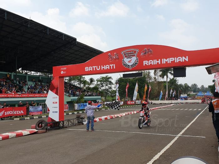 Pembalap Astra Racing Team Yogyakarta, Radeta Arya Khafi, memenangi ajang Honda Dream Cup 2019 kelas HDC 3 - Sonic 150R/Supra GTR STD Pemula U-16 di Sirkuit Lapangan Brigif 15 Kujang II, Cimahi, Jawa Barat, Minggu (24/11/2019).