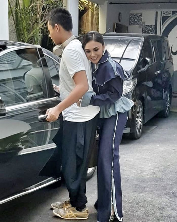 Potret Yuni Shara pakai slit pants saat akan berangkat kerja yang ditemani anak perjakanya, Cello Siahaan
