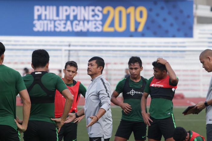 Pelatih timnas U-22 Indonesia, Indra Sjafri, memberikan instruksi kepada pemainnya jelang laga kontra Thailand pada Grup B Cabor sepak bola SEA Games 2019.