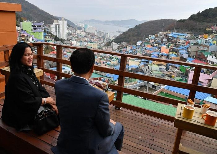 Iriana Jokowi dan Presiden Jokowi saat di Korea