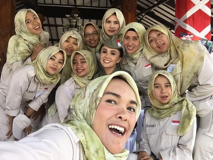 Yuni Shara tampil bak patriot zaman dulu di peringatan Hari Guru Nasional di sekolah PAUD yang didirikannya