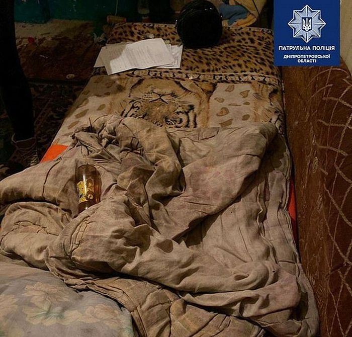 Tempat tidur di apartemen tersebut.