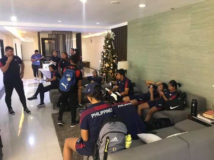 Para pemain timnas putri Filipina memadati lobi Hotel WhiteWoods karena akomodasi mereka belum siap.