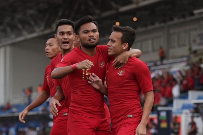 Para pemain timnas U-22 Indonesia merayakan gol Egy Maulana Vikri ke gawang Thailand dalam laga Grup B SEA Games 2019 di Stadion Rizal Memorium, Selasa (26/11/2019).