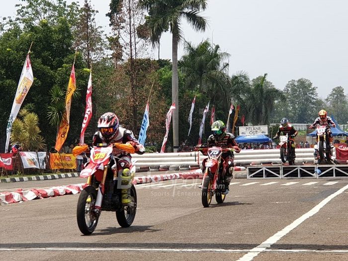 Pembalap Astra Racing Team Kalimantan, Hendra Rusady, memimpin dalam ajang Honda Dream Cup 2019 kelas HDC 8 - CRF 150L Supermoto TU 180CC Open di Sirkuit Lapangan Brigif 15 Kujang II, Cimahi, Jawa Barat, Minggu (24/11/2019).