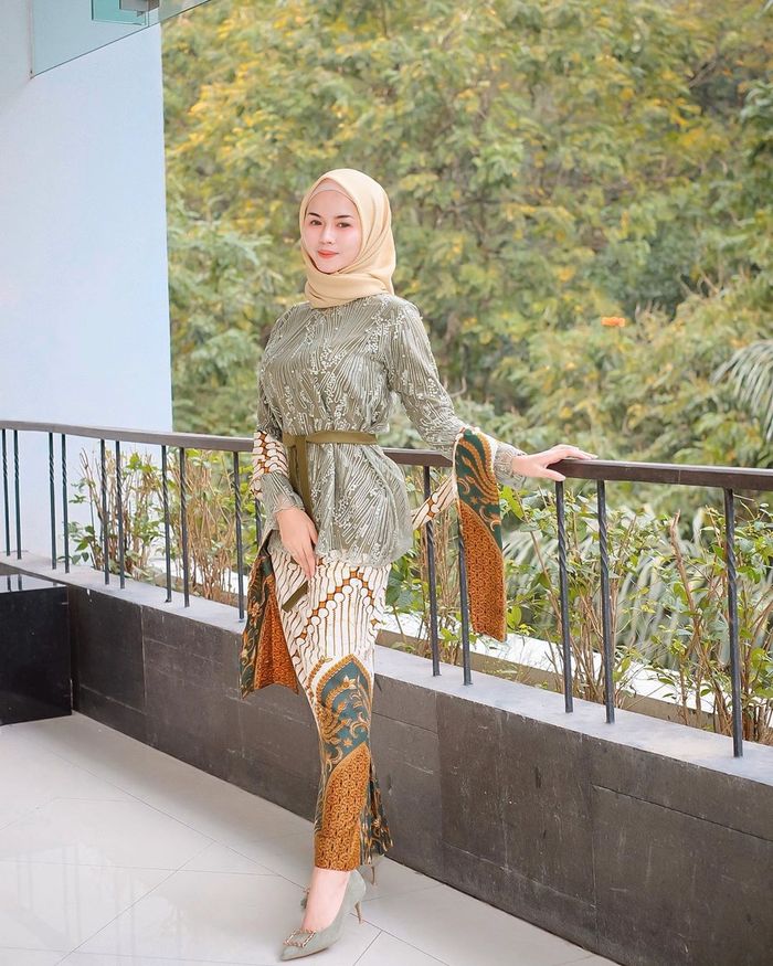 Kekinian! Cobain Outfit Batik Hijab ala Nabilrach yang Charming, Yuk