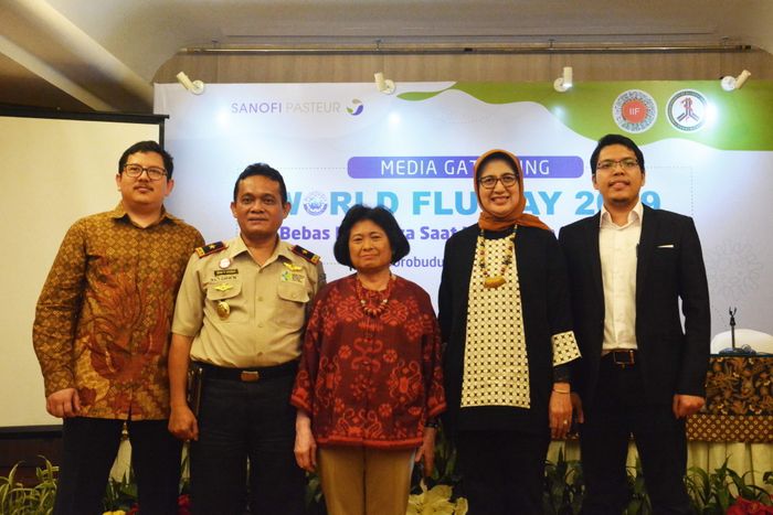 dr. Dhani Arifandi, Head of Medical Sanofi Pasteur Indonesia, dr. Jefri H Sitorus, M.Kes Kepala Kantor Kesehatan Pelabuhan Kelas I Tanjung Priok Jakarta, Prof. dr Cissy B. Kartasasmita, SpA(K), MSc, PhD, Prof. Dr. dr. Iris Rengganis, SpPD, K-AI, FINASIM, dr. Anshari Hasibuan SpPD meyakini kerja sam