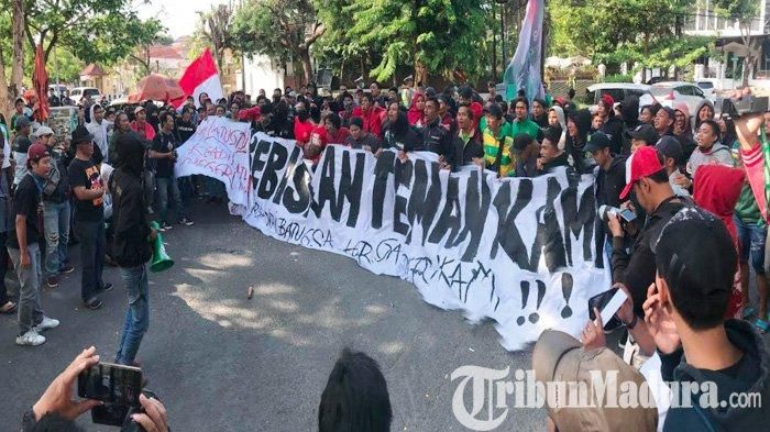 Suporter sepakbola Indonesia di Surabaya saat menggelar aksi solidaritas mengecam penahanan suporter Timnas Indonesia oleh Malaysia, di depan kantor Asprov PSSI Jatim, Jalan Ketampon, Senin (25/11/2019).